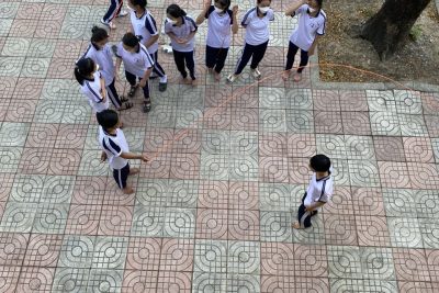 Vui chơi sân trường